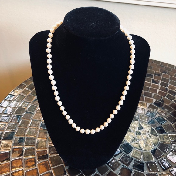 Jewelry - Pearl necklace